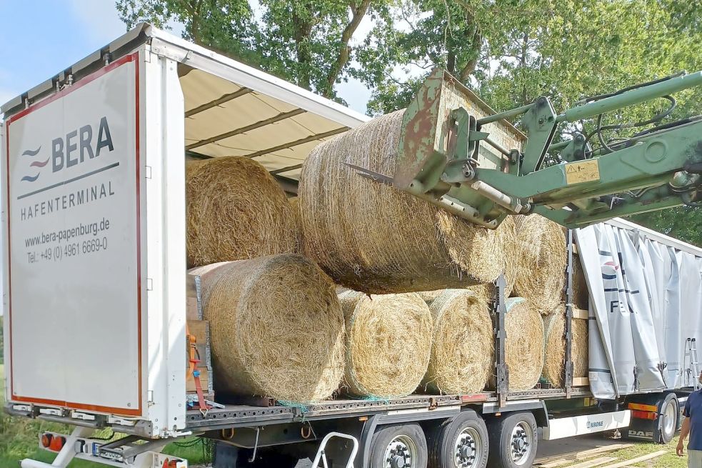 Fast 5000 Rundballen hat LsV Ostfriesland bereits per Lkw in die Flutgebiete geschickt. Damit die Transporte weitergehen können, werden jetzt Spenden gebraucht. Foto: privat