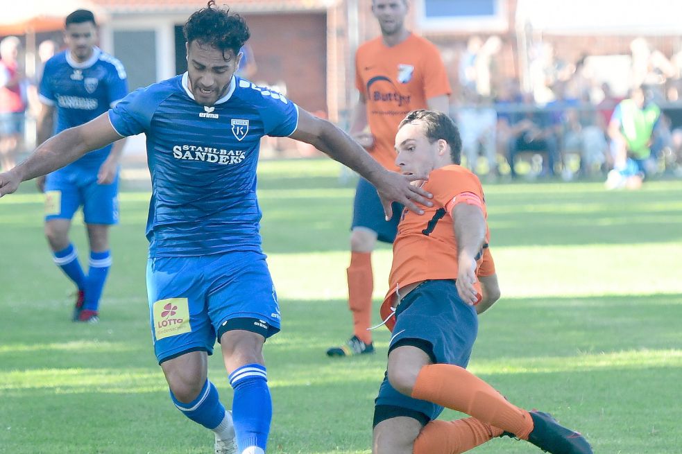 Nikky Goguadze (links) erhielt im Ostfriesland-Cup-Halbfinale eine Rote Karte. Das Sportgericht entscheidet jetzt über den Fall. Hier ein Foto aus dem Spiel gegen den Holter SV. Archivfoto: Doden