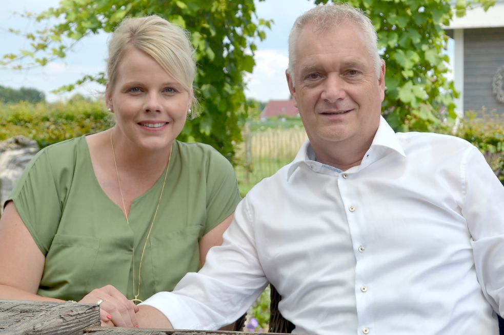 Ostrhauderfehns Bürgermeister Günter Harders erhält viel Unterstützung von seiner Frau Ilona Harders-Bluhm. Foto: Zein