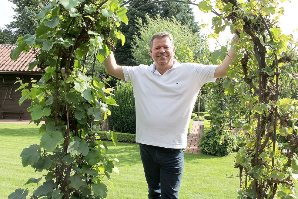 Der Garten von Familie Ahrends in Utarp ist groß, abwechslungsreich und top gepflegt. Und ein Ort der Entspannung für den Bürgermeister der Samtgemeinde Holtriem. Bild: Oltmanns