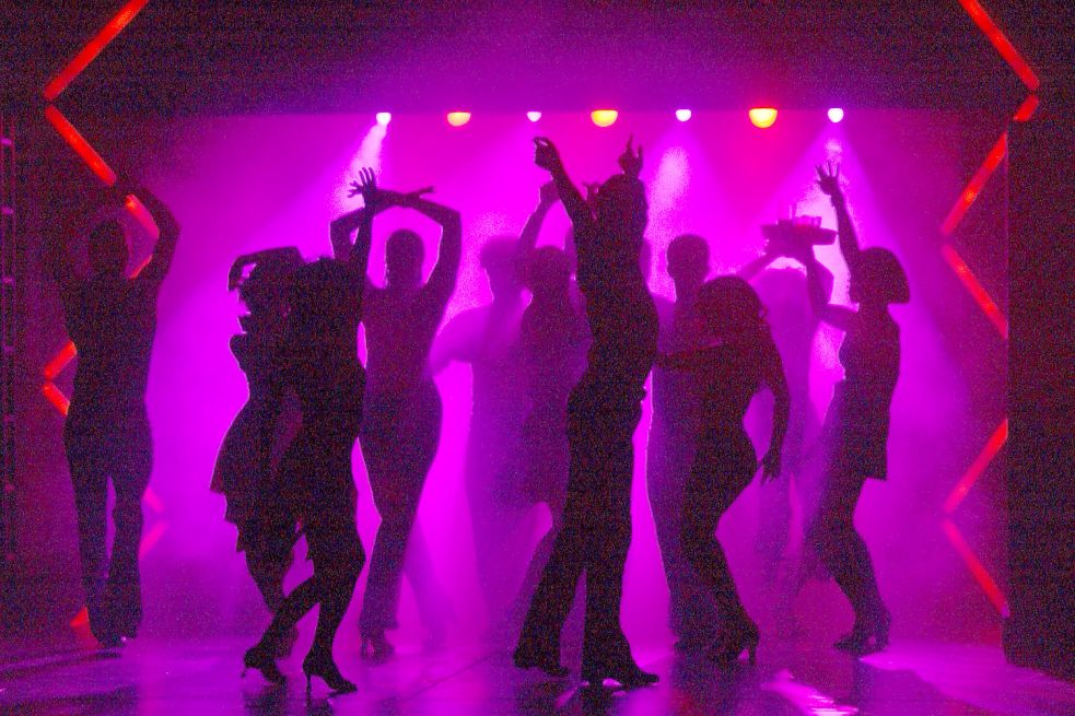 Bei geschlossenen Feiern in Gaststätten – anders als in Discos – darf auch an diesem Wochenende noch ohne Maske und Abstandsregeln getanzt und gefeiert werden. Foto: Ossenberg/DPA