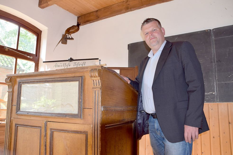 Das Thema Schule sei für ihn ein besonderes Anliegen, sagt Matthias Redenius, hier in der alten Dorfschule im Dörpmuseum Münkeboe. Foto: Kluth