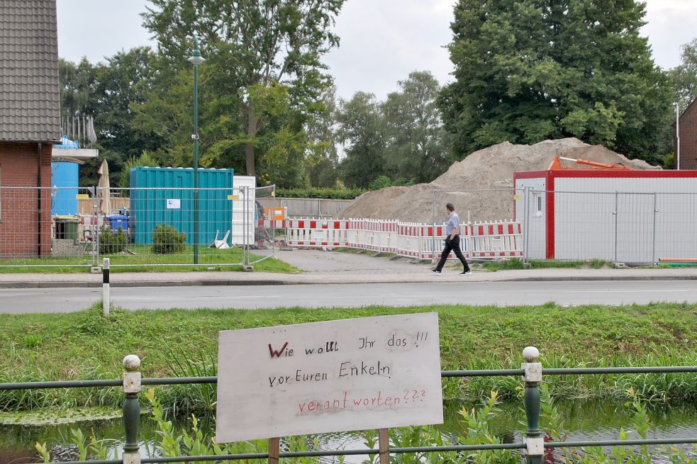 Direkt hinter der Baustelle liegt der Friedhof von Ostgroßefehn. Die Kirche ist über die entstehende Nachbarschaft alles andere als glücklich. Foto: Schönig