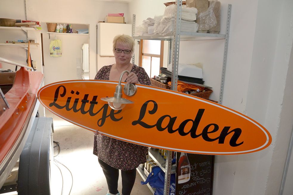 Tjalda de Boer hatte bis vor ein paar Jahren den einzigen Tante-Emma-Laden von Wirdum geführt. Bis heute steht die Einrichtung auf ihrem Dachboden. Das Bild entstand bei der Schließung des Ladens Anfang 2018. Fotos: Hillebrand