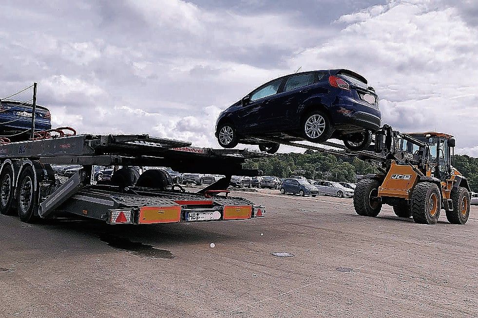 Unzählige Autotransporter mit Totalschäden aufgrund des Hochwassers sind an der Phoenixstraße bereits eingetroffen. Noch sind nicht alle Autos geborgen, die von den Fluten weggespült wurden.