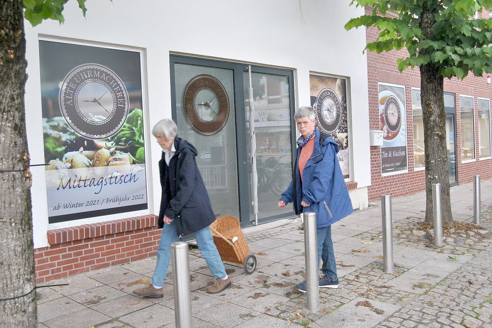 Was ist denn hier im Gang? Passanten spähen schon mal neugierig auf die Fassade des Eckhauses am Marktplatz. Foto. Boschbach