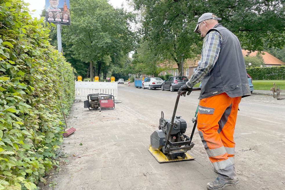 Am Freitagmittag wurden vorerst die Spuren der Bauarbeiten am Trinkwassernetz am Rande der Evenburg beseitigt. Foto: Nording