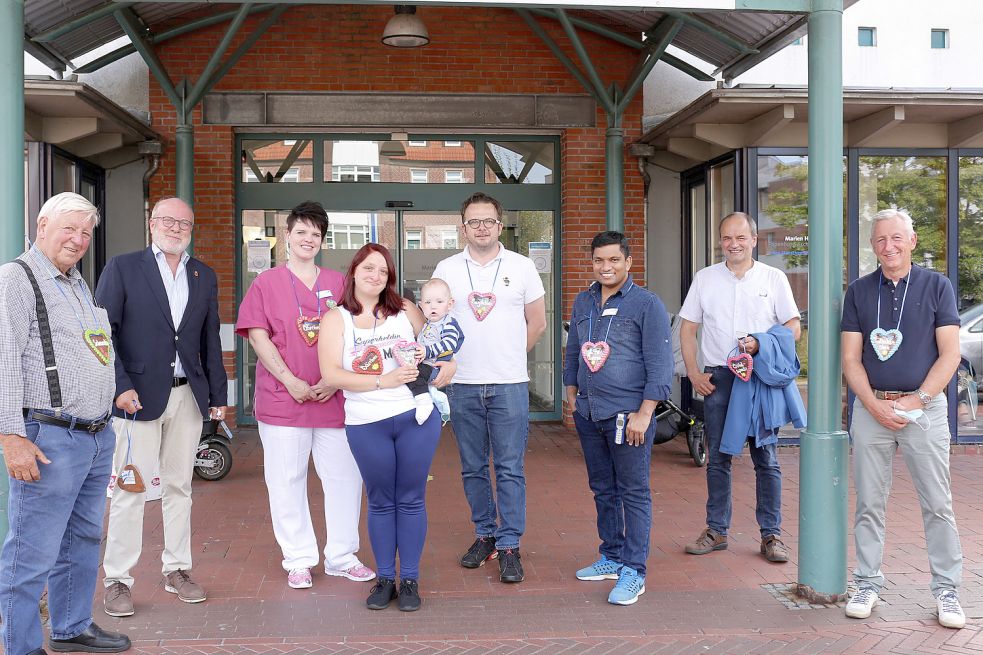Bei der Übergabe der Lebkuchenherzen: (von links) Karl-Heinz Langenscheidt, Heiner Butke, Schwester Tanja, Daniela Neumann mit Sohn Adrian, Torsten Kautzky, Subba Rao Varanasi, Hermann Wessels und Ralf Langenscheidt. Foto: Stadt Papenburg