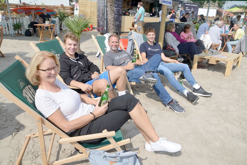 Inka Kepper-Schultz (von links), Tjorben, Werner und Finn Beeneken machten es sich am Sonnabend in Liegestühlen bequem.