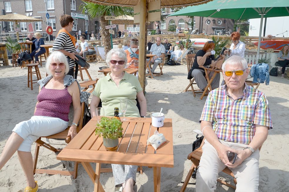 Familie Müller aus Lehrte (Region Hannover) macht derzeit in Rysum Urlaub und war durch Zufall auf den „Delftstrand“ gestoßen.