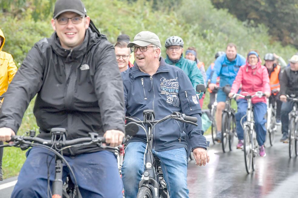 Die rund 40 Teilnehmer der Fahrraddemo sorgten mit ihrer Aktion für einen Rückstau auf der Straße zwischen Riepe und Oldersum. Fotos: Ortgies