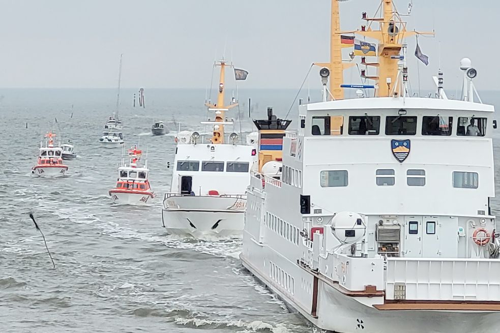 Am Ende schleppte die größere „Frisia IX“ die „Frisia XI“ in den Juister Hafen. Bild: DGzRS