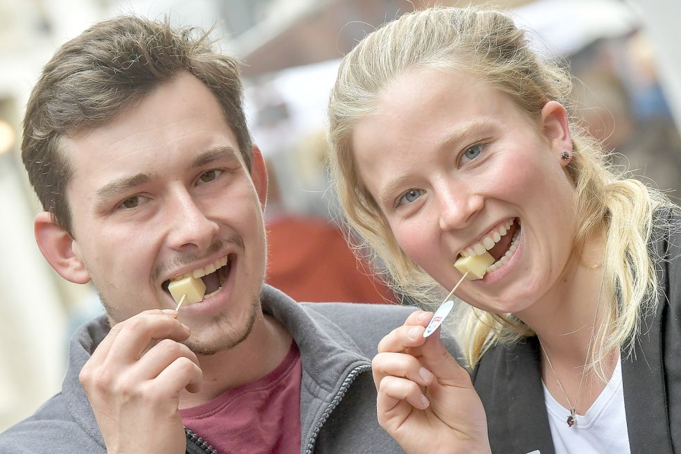 Jörn Ahlers und Julia Duin gehörten zu denen, die am Wochenende beim ersten Ostfriesischen Lekkermarkt in der Stadt Leer regionale Produkte probierten. Foto: Ortgies