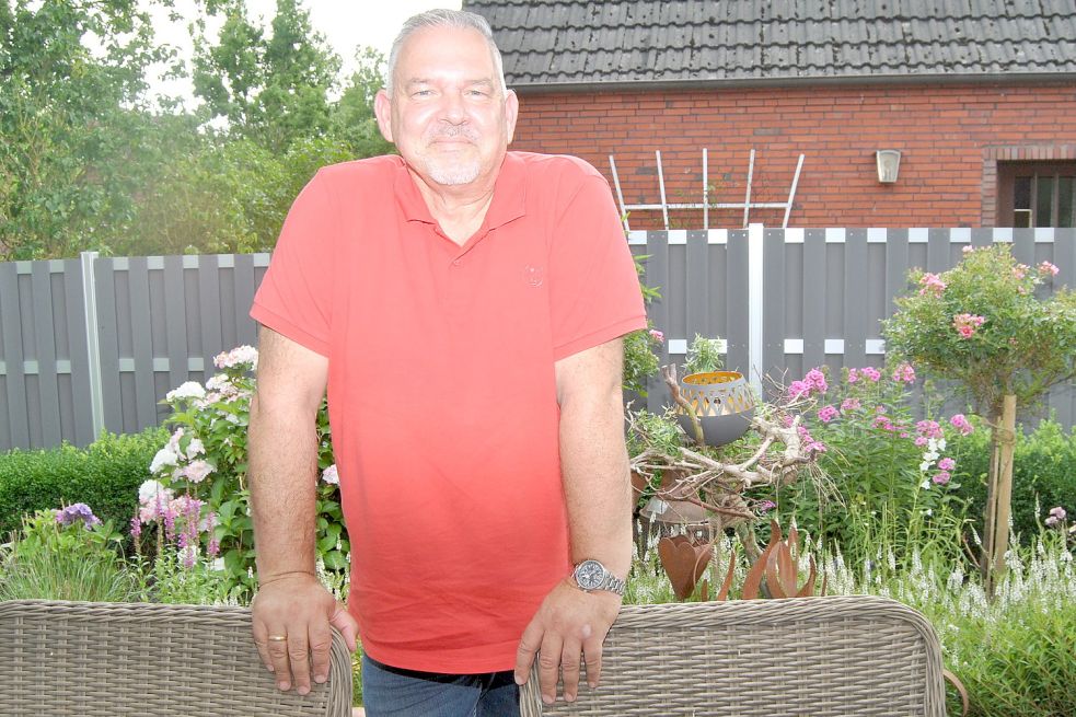 Ganz entspannt im Hier und Jetzt: Georg Wegener in seinem Garten in Münkeboe. Foto: Boschbach