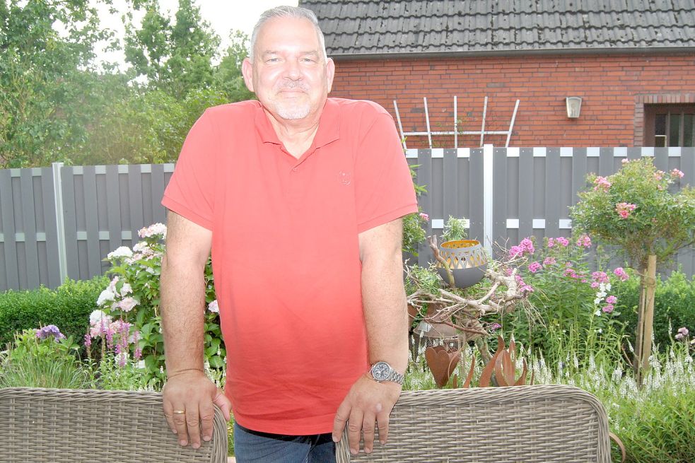 Ganz entspannt im Hier und Jetzt: Georg Wegener in seinem Garten in Münkeboe. Foto: Boschbach