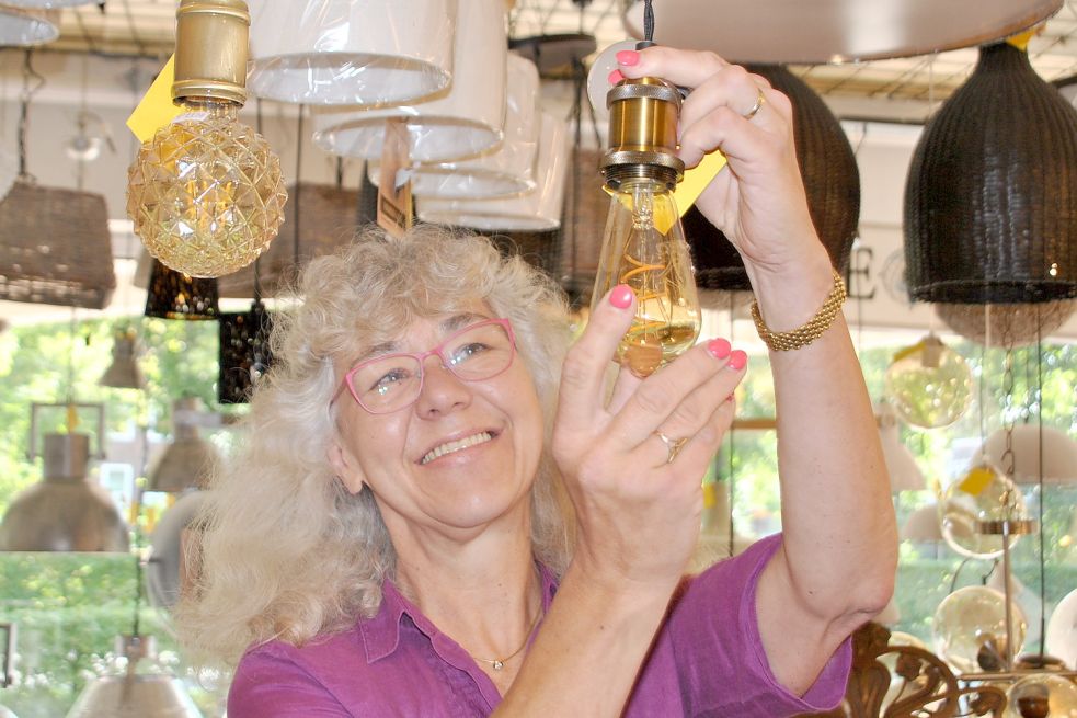 In ihrem Laden tauscht Meike Dirks-Tjarks gerade eine alte Glühbirne gegen eine moderne LED-Lampe aus. Foto: Schönig