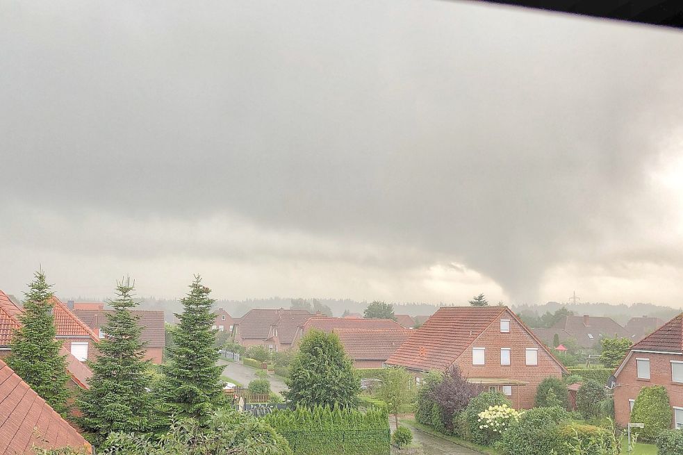 Geht es nach der besagten Frau, so war es Gott, der den Tornado in Ostfriesland wüten lassen hat. Foto: Blair/privat