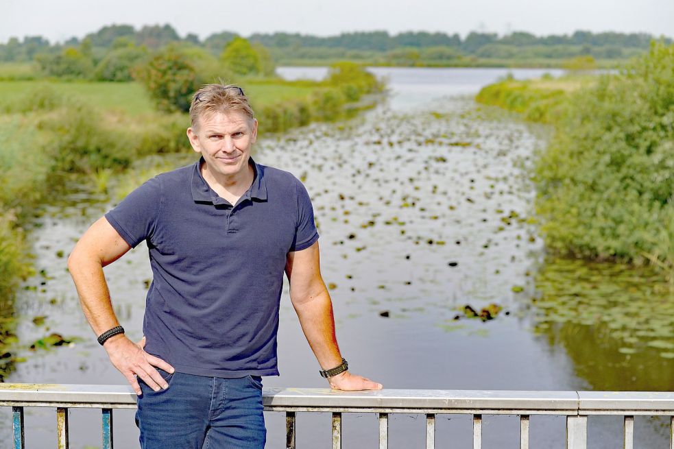 Der Zustand der Gewässer in Moormerland liegt Torsten Bruns besonders am Herzen. Foto: Lüppen