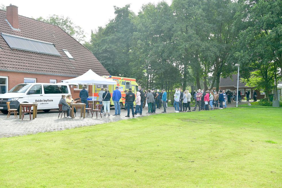 Die Besucher beim Sportlerheim des TV Greetsiel warteten teilweise bis zu eine Stunde lang. Foto: Wagenaar