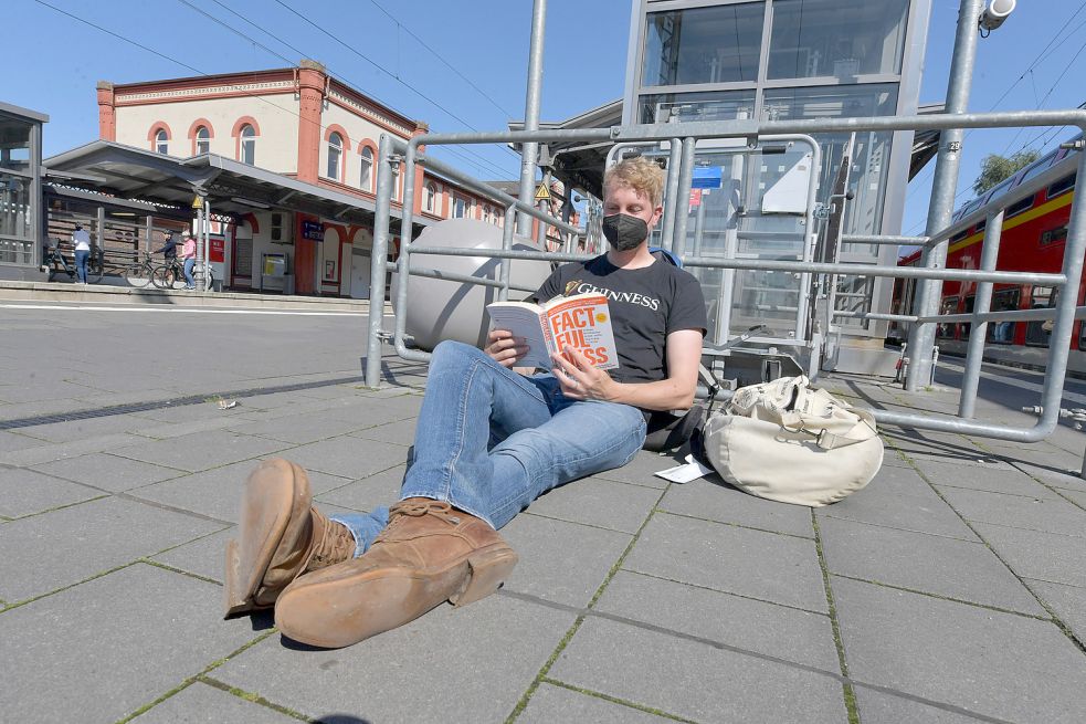 Da bleibt auch Zeit, um zwischendurch etwas zu lesen: Am Leeraner Bahnhof mussten Fahrgäste am Montag in einigen Fällen länger auf ihren Zug warten. Foto: Ortgies