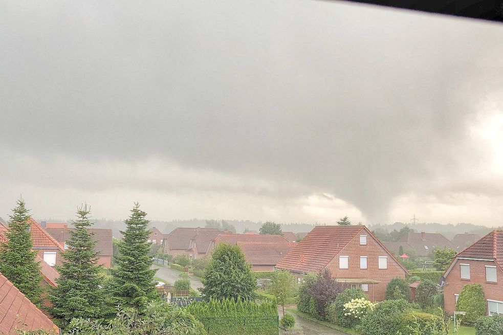 Geht es nach der besagten Frau, so war es Gott, der den Tornado in Ostfriesland wüten lassen hat. Foto: Blair/privat