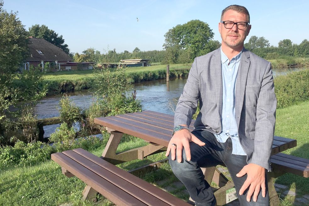 Bis zur Bank an der Jümme in Stickhausen hat es Meik Mervar nicht weit. Er wohnt ganz in der Nähe. Foto: Schneider-Berents