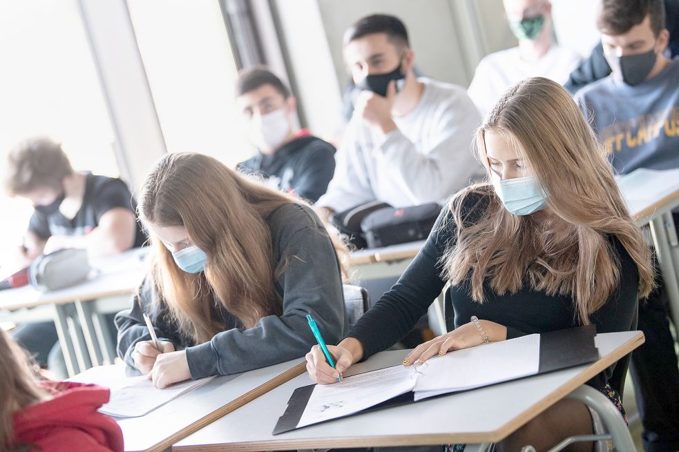 Corona-Alltag in den Schulen. Auch bei steigenden Inzidenzen muss es mit dem Präsenzunterricht weitergehen. Foto: Matthias Balk / dpa