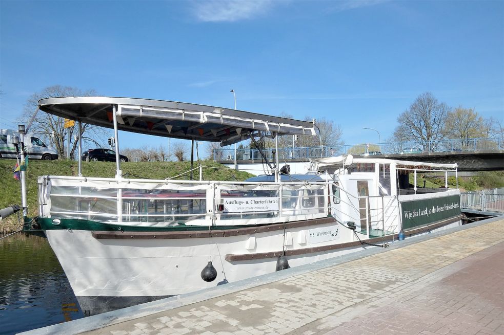 An den Wochenenden verlässt die MS „Wiesmoor“ ihren Anlegeplatz am Marktplatz für Ausflugsfahrten mit Gruppen. Foto: Mühring/Archiv