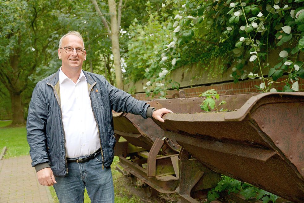 Als Jugendlicher war Reinhard van Westen oft in Tergast, meist zum Fußballspielen. Die Lorenbahn erinnert an die Ziegelei. Ihn beeindrucke, welche Arbeit vor mehr als 100 Jahren dort geleistet wurde. Foto: Lüppen