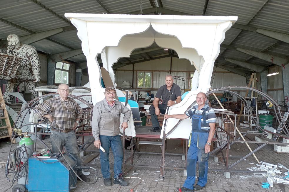 Bauen am neuen Krönungswagen mit: (von links) Heinz Erdwiens, Alfred Hüls, Joachim Renken und Dietrich Rahmann. Foto: Schönig