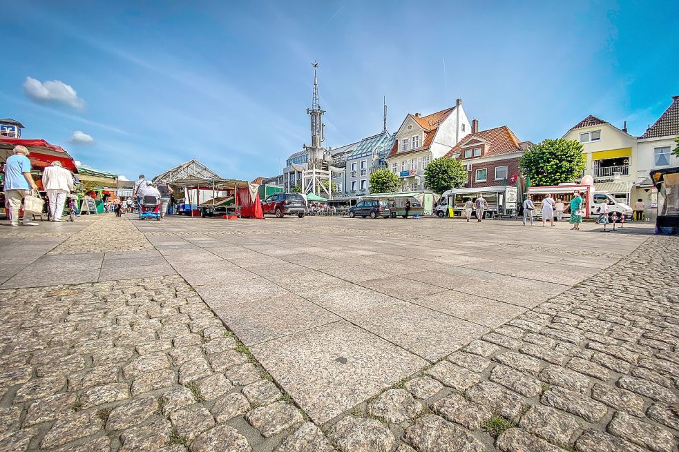 Weil Händler auf dem Auricher Wochenmarkt derzeit Urlaub machen, klaffen auf dem Platz Lücken. Foto: Cordsen