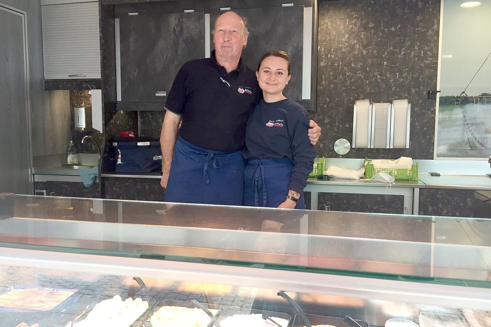 Hans-Werner Schulz ist froh, dass er an seinem Fischstand auf die Unterstützung von Marina Torscher setzen kann. Foto: Boschbach