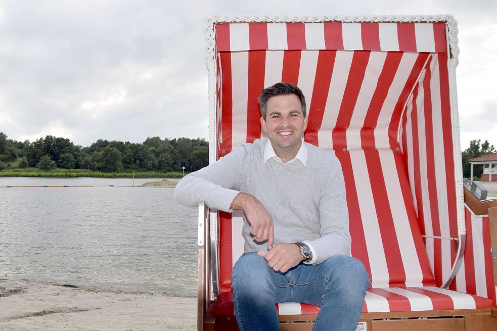 Am Ihler Meer könne er gut entspannen, sagt Dennis Meiners. Als Bürgermeister würde er das Angebot an dem Badesee erweitern wollen. Foto: Kluth