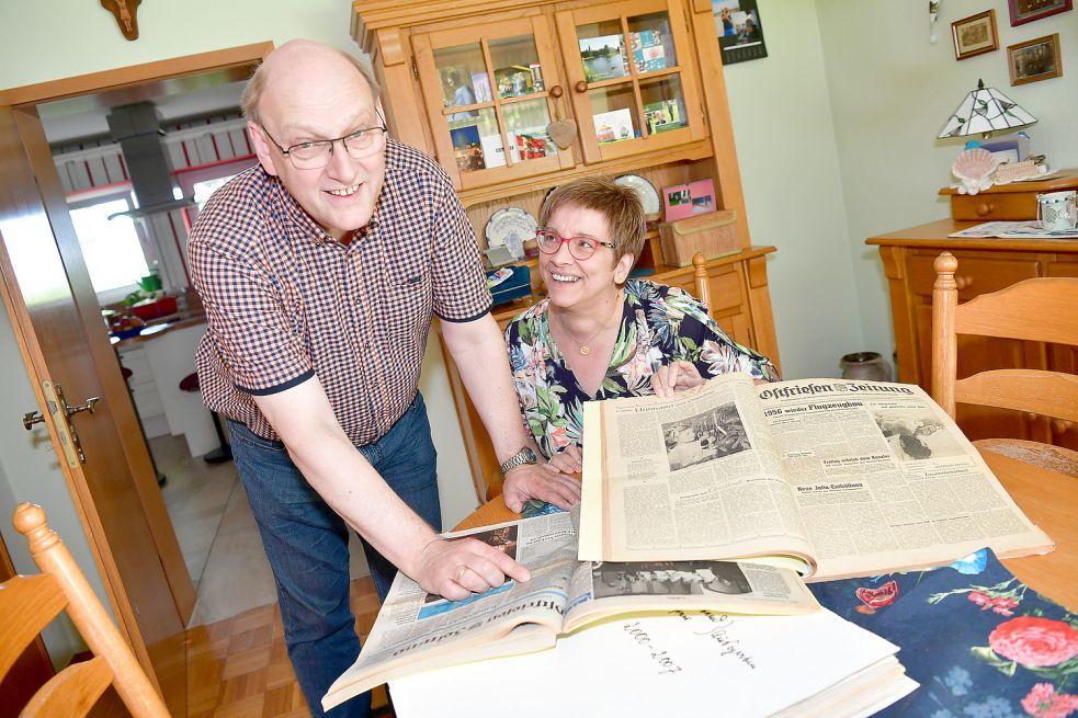 Jürgen Hoogstraat führt die Sammlung seines Vaters fort. Hier ist er zusammen mit seiner Frau Andrea Düring-Hoogstraat und einer Ausgabe unserer Zeitung aus den 1950er Jahren zu sehen. Foto: Wagenaar