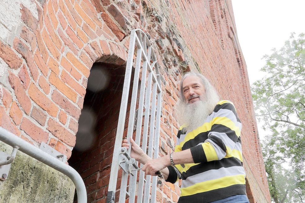 Türmer Alfred Janssen hütet Marienhafes berühmtestes Bauwerk.