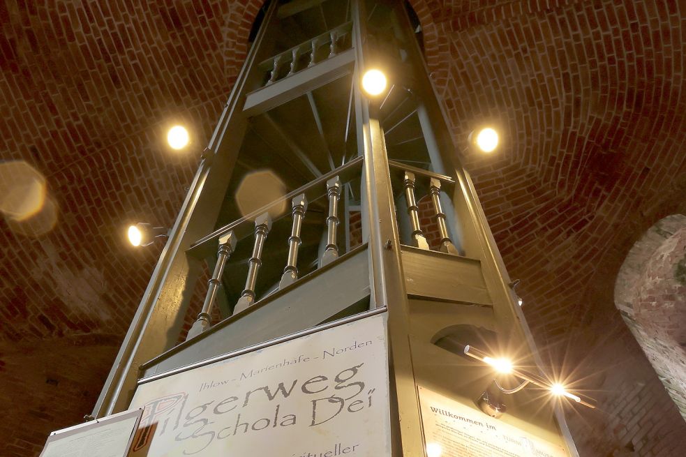 Auf einer Wendeltreppe geht es in schwindelerregende Höhen durch die Störtebeker-Kammer.