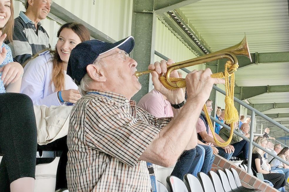 Der Emder Hans Visser treibt seinen BSV Kickers Heimspiel für Heimspiel lautstark nach vorne. Foto: Lilienthal