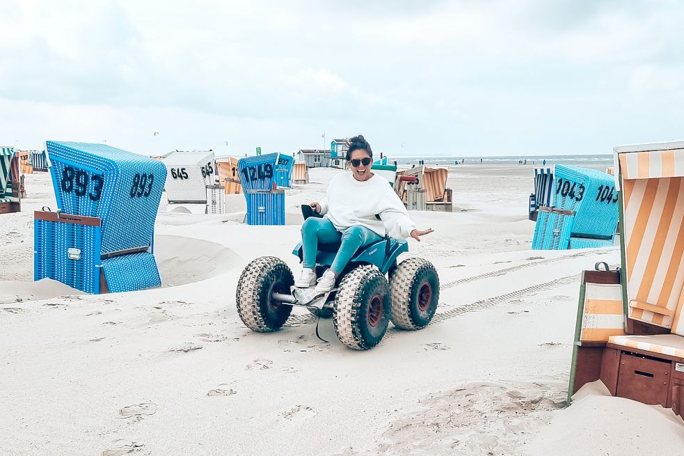Mit einem speziellen Rollstuhl hinterließ Kim Lumelius Spuren auf Langeoog. Foto: Wheeliewanderlust