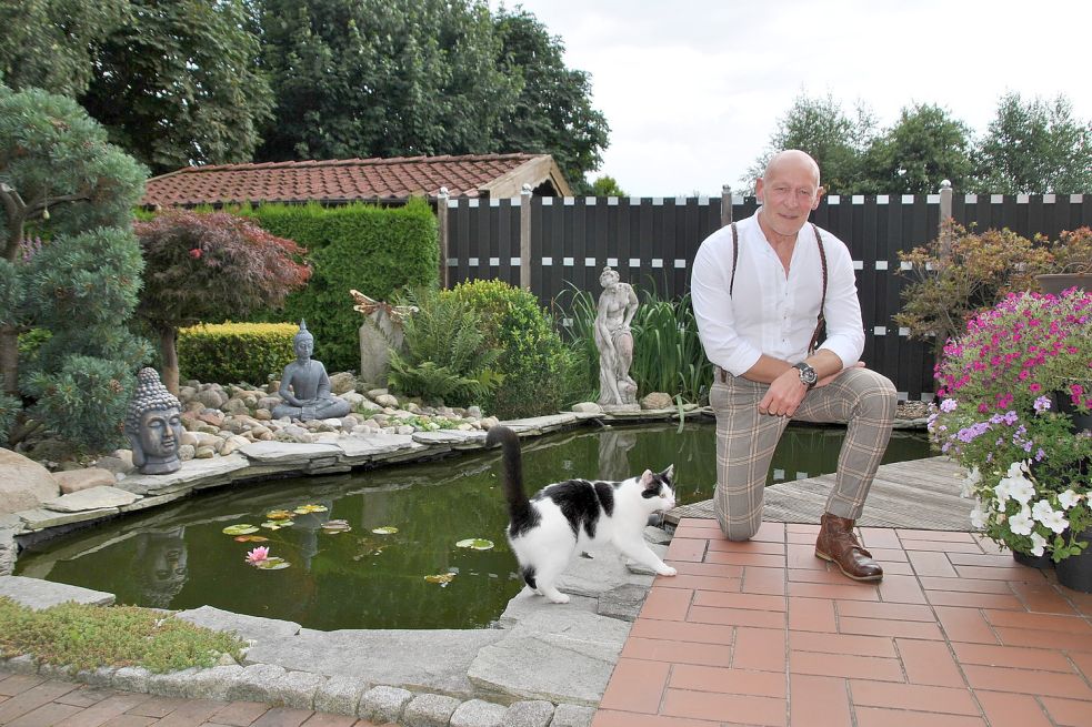 Am Teich im heimischen Garten kann sich David Boddenberg am besten vom Wahlkampf entspannen. Foto: Schönig
