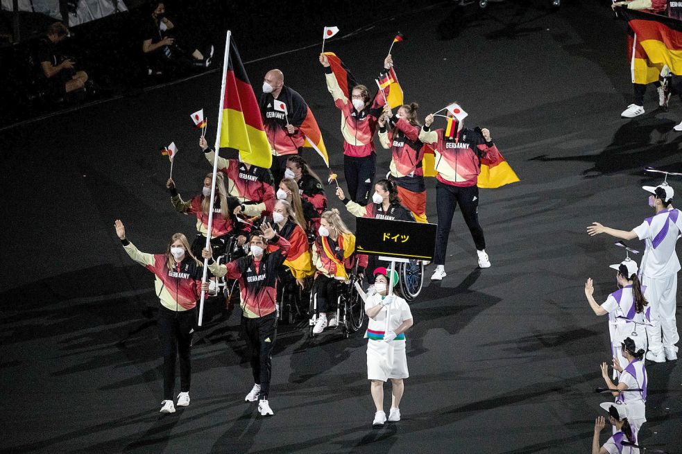Die deutsche Rollstuhlbasketball-Mannschaft bei der Eröffnungsfeier in Tokio. Foto: Wunderl