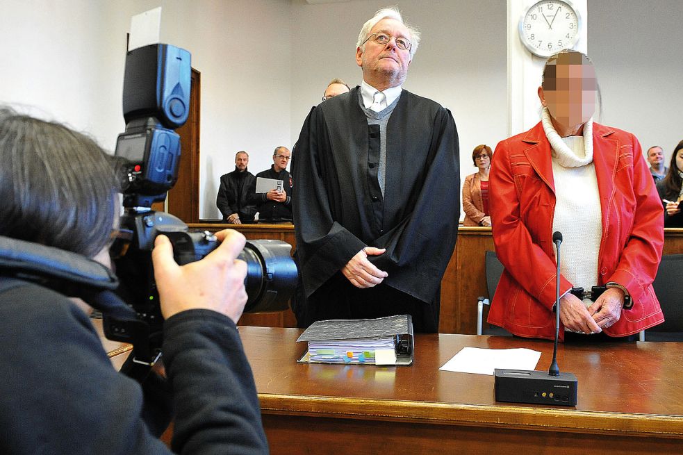 Bei der Urteilsverkündung im Dezember 2015: Der Auricher Rechtsanwalt Hans-Georg Balder hat die Angeklagte vor Gericht vertreten. Foto: Archiv