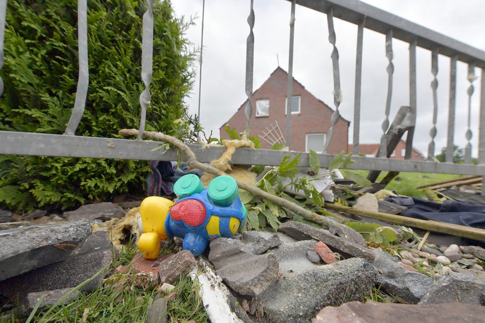 Der Tornado hat auch vor persönlichen Dingen wie Kinderspielzeug nicht Halt gemacht. Bild: Ortgies