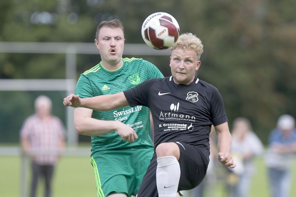 Florian Harberts (rechts) traf beim Loquarder 4:0-Sieg gegen Frisia Emden einmal per Freistoß und einmal per Elfmeter. Bereits im Derby gegen Visquard am Sonnabend (Foto) hatte er getroffen. Foto: Doden