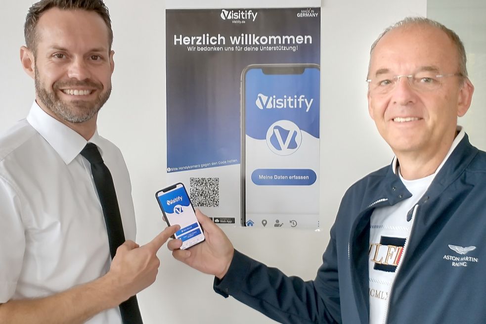 Okko Will (links) und Frank Deiters wollen mit Visitify eine Alternative zur Luca-App etablieren. Foto: Rümmele