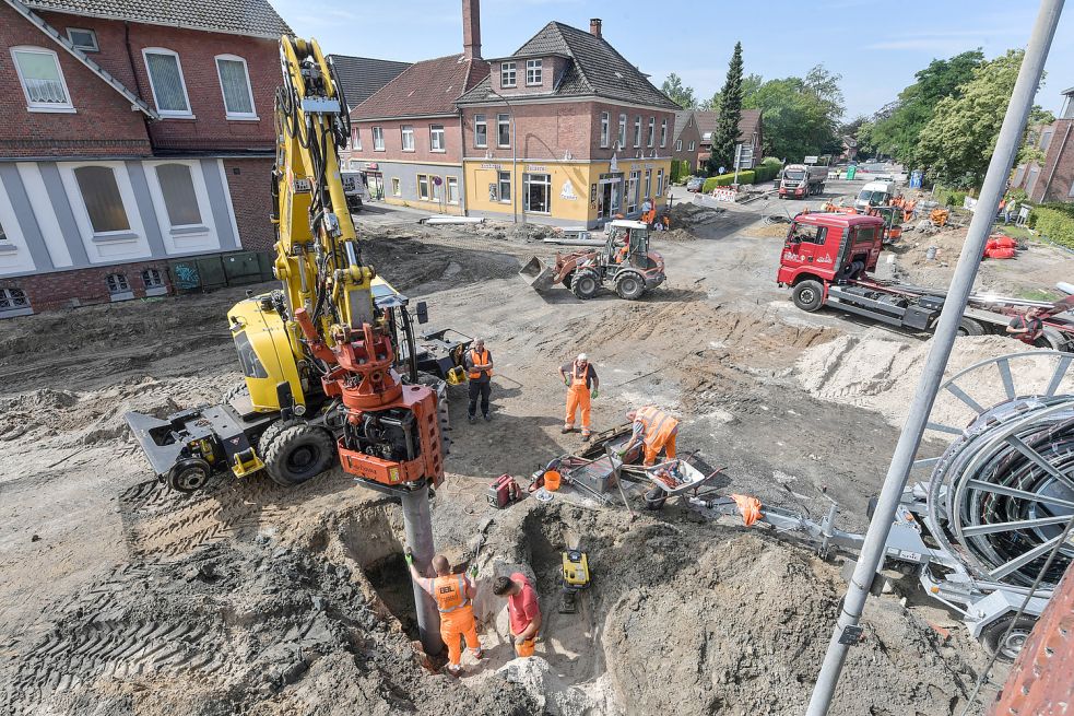 So sah es auf der Baustelle Ende Juli aus. Mittlerweile sind die Arbeiten weit fortgeschritten, doch die Kreuzung bleibt noch gesperrt. Foto: Archiv/Ortgies