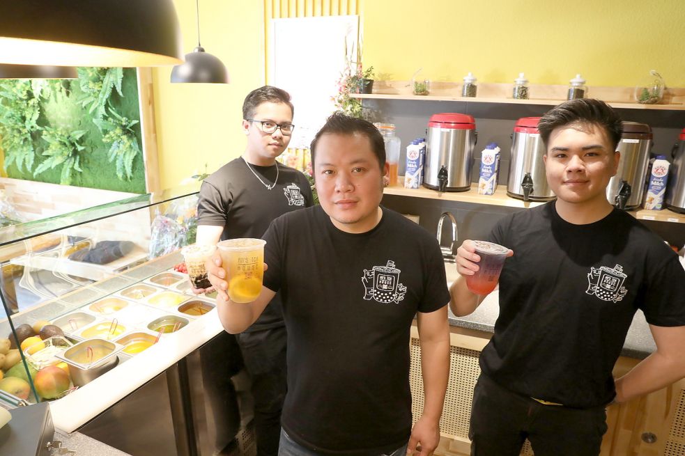 Tri Uy Vu Nguyen (MItte) mit den Mitarbeitern Ralf David Hoang (von links) und Hoang Viet Tran im neuen Bubble-Tea-Laden in der Nähe des Delfts. Foto: Hock
