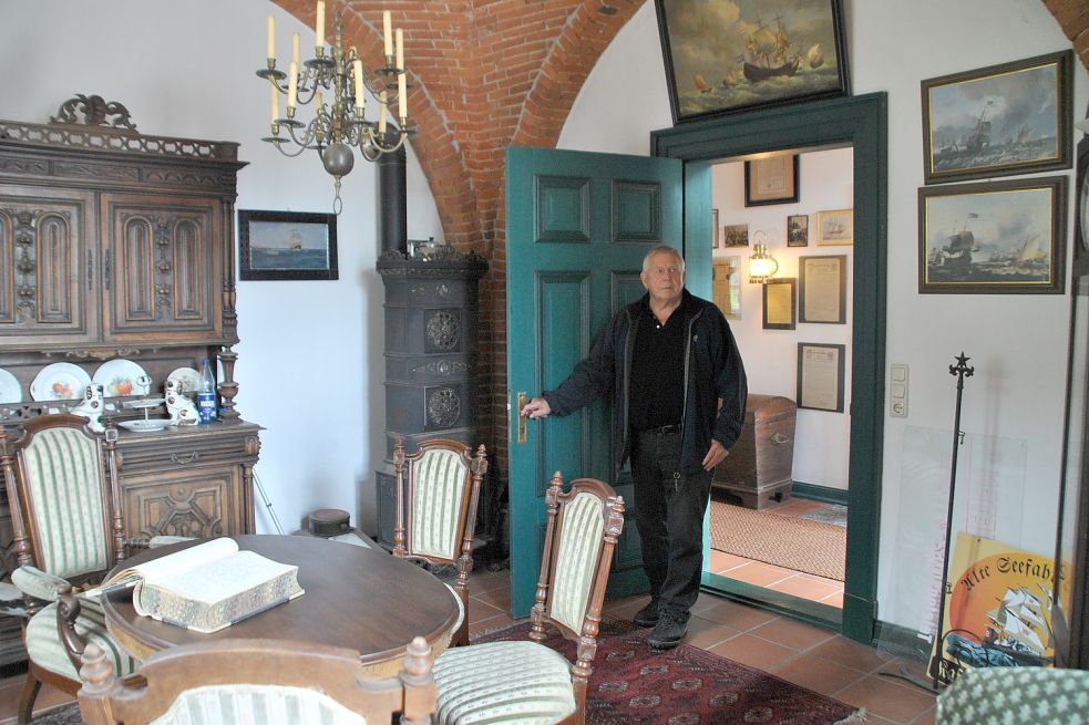 Heinrich Tergau im Kapitänszimmer, dem Glanzstück der Räume in der Seefahrtschule. Foto: Schönig