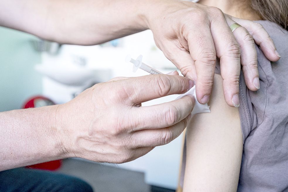 Junge Menschen ab zwölf Jahren können gegen das Coronavirus geimpft werden. Foto: Fabian Sommer/dpa