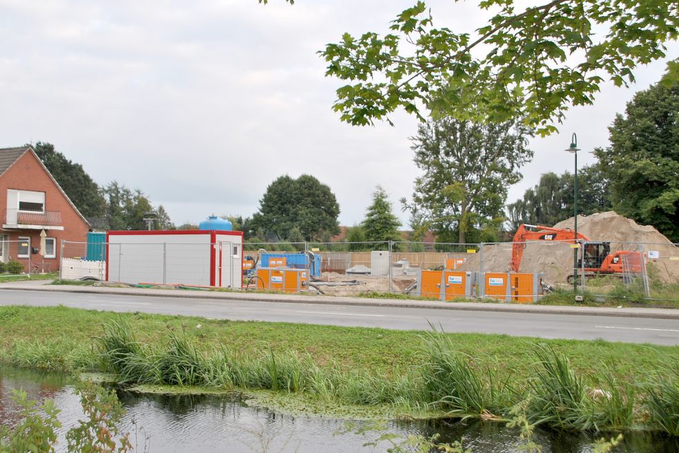 Während die Bauarbeiten für die Tankstelle in Ostgroßefehn weitergehen, formiert sich der Widerstand dagegen neu. Foto: Schönig