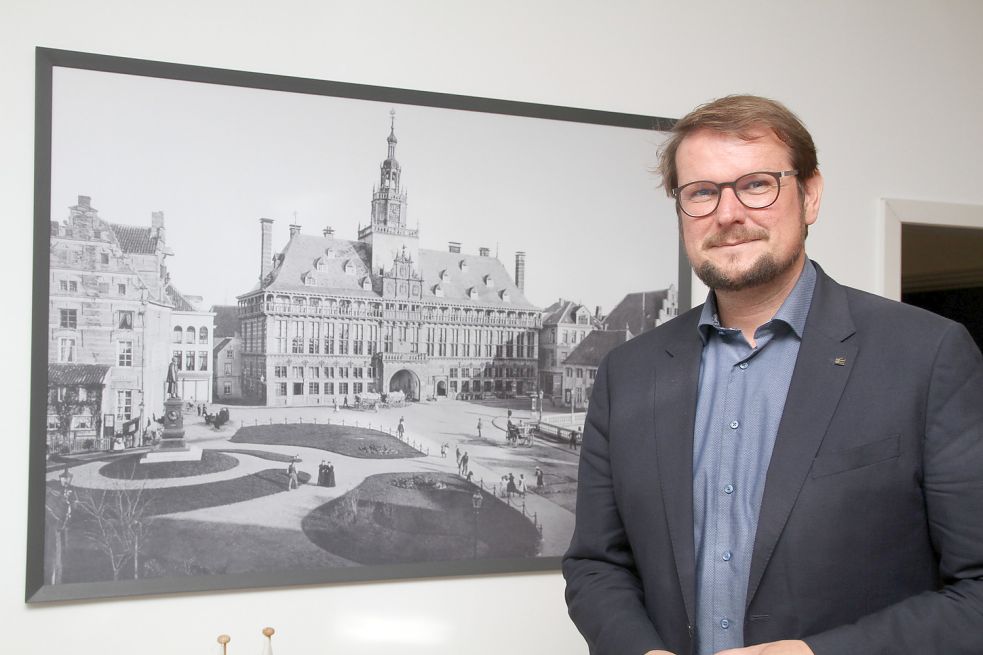 Im Büro des Emder Oberbürgermeisters Tim Kruithoff (parteilos) hängt dieses historische Bild einer autofreien Innenstadt. Im Rathaus wird mit verschiedenen Varianten für ein neues Verkehrskonzept im Zentrum experimentiert. Foto: Päschel